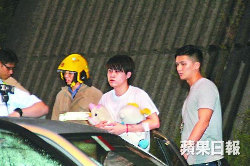 ■男乘客意外後驚魂未定，緊抱兩公仔。
