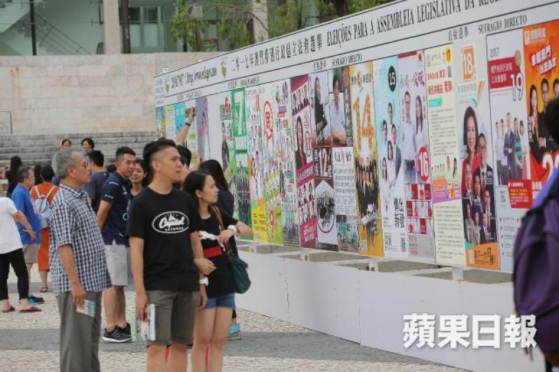 ■不少選民到澳門塔石廣場了解各候選人政綱。
