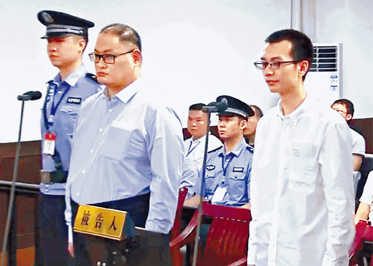 ■李明哲（左）和彭宇華（右）被控「顛覆國家政權罪」，昨在湖南岳陽開庭。■李明哲的母親郭秀秦（左）到岳陽中級法院旁聽。互聯網■一名內地公民在岳陽火車站拉橫額，聲援李明哲。互聯網