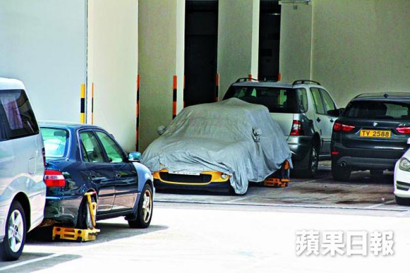 ■涉案MINI Cooper被扣押於馬鞍山警署，並蓋上帆布。
