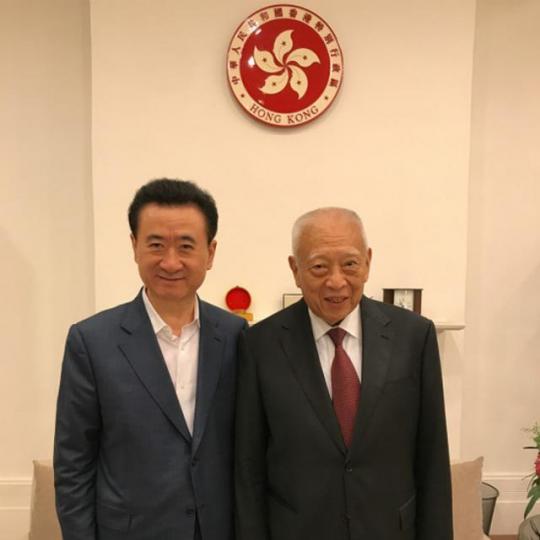 ■萬達喺集團嘅網頁，post咗一張王健林同董建華嘅合照。互聯網圖片