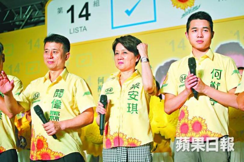■澳博「四太」梁安琪（中）母子檔爭連任，兒子何猷亨（右）是其名單的第三候選人；左為名單次席的關偉霖。