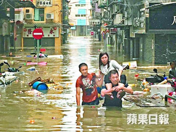 ■當局應付天鴿風災不力，市民稱要用選票投訴政府。