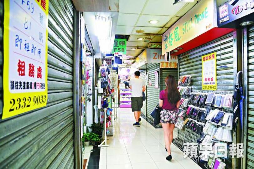 ■現時先達有28間舖位空置，佔商場舖位約10%。周智堅攝■昨日先達已有店舖接受預訂iPhone8。