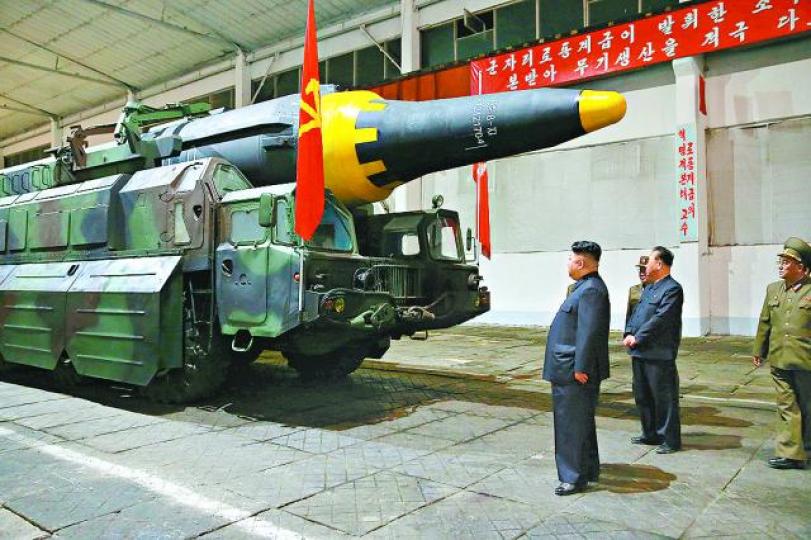 ■北韓近月一再試射「火星12型」導彈；圖為金正恩（前）視察導彈情況。