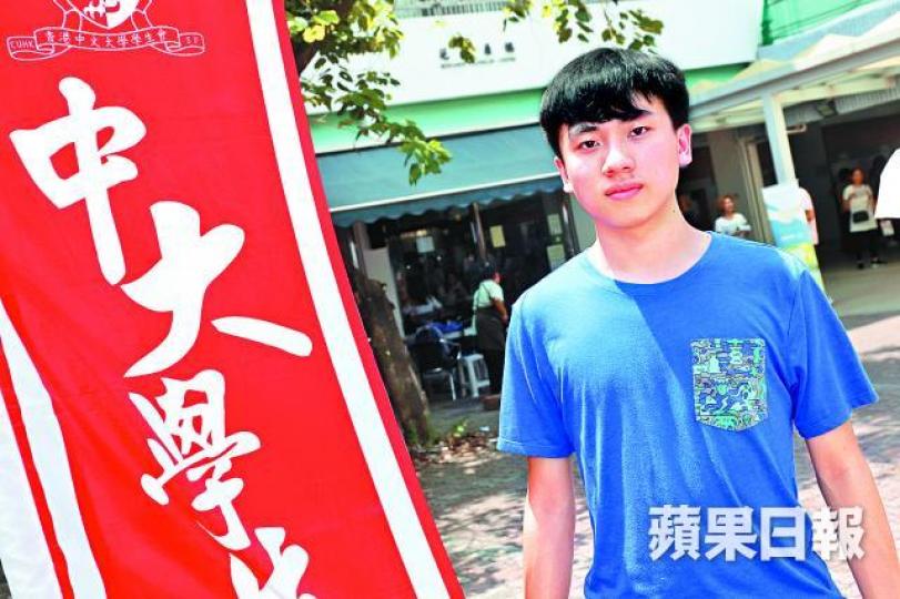 ■中大新生楊文俊斥校方挑起紛爭，令校園氣氛窒息。王心義攝■中大學生會前會長周竪峰（左）早前與內地生就港獨爭執，惹社會關注。