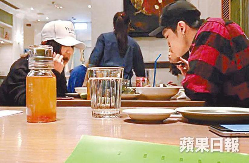 【一嚿接一嚿】■G.E.M.和男友Mark開餐時密密食，似乎很肚餓。讀者提供圖片【難抗拒電力】■Mark見到G.E.M.含情脈脈，表現怕醜。讀者提供圖片■G.E.M.被指引領Mark受洗。資料圖片■G.E.M.早前在尖沙嘴街頭搞貨車閃唱，宣傳演唱會。資料圖片