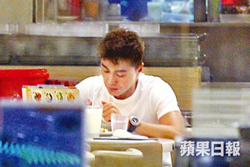 ■黃浩然似乎相當肚餓，轉眼已將一碟飯食清光。
