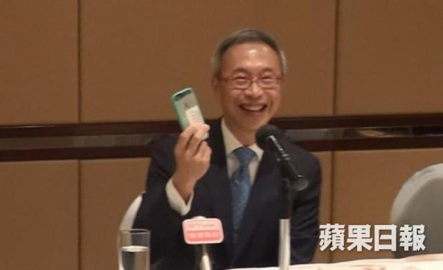■羅德承仲係用緊黑色「iPhone SE」。