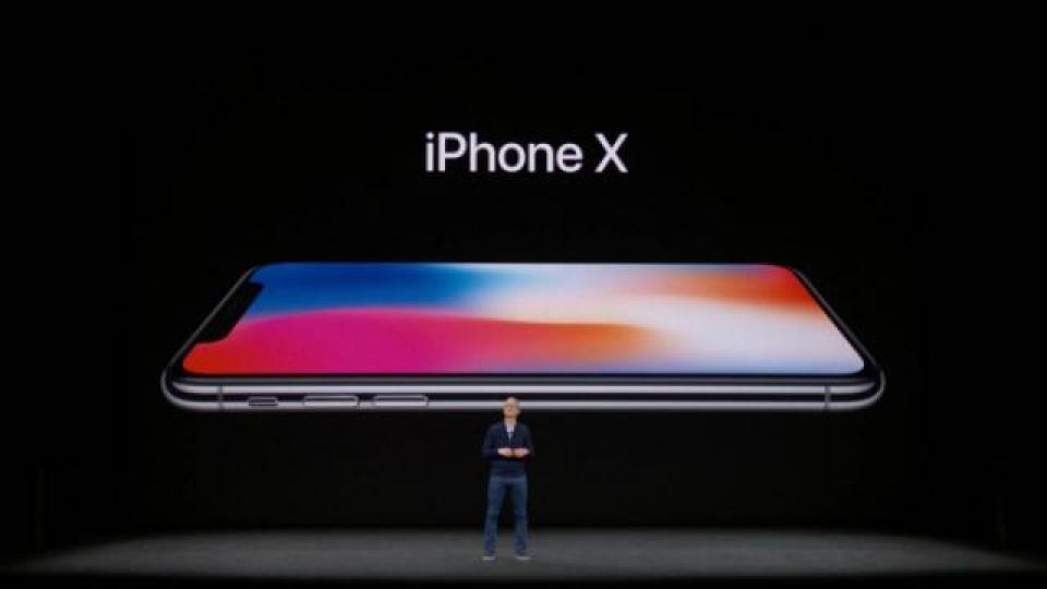 ■壓軸One More Thing是iPhone X，原來是iPhone「10」的意思。■一如傳聞，iPhone X用上全屏幕。■新增Face ID功能，取締了home掣。■5.8吋OLED Super Retina Display大屏幕。