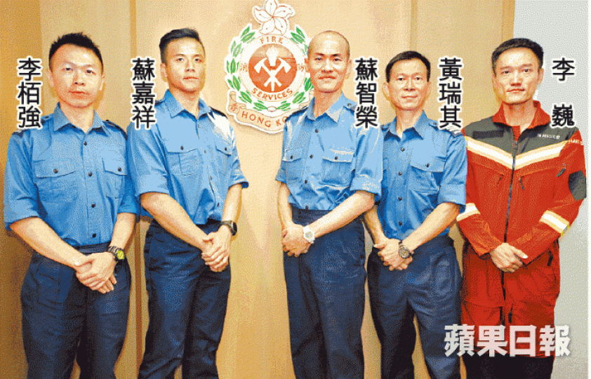 ■眾消防員昨稱,拯救困飛鵝山男女是職業生涯中最驚險難忘的行動。 ■眾消防員昨稱,拯救困飛鵝山男女是職業生涯中最驚險難忘的行動。