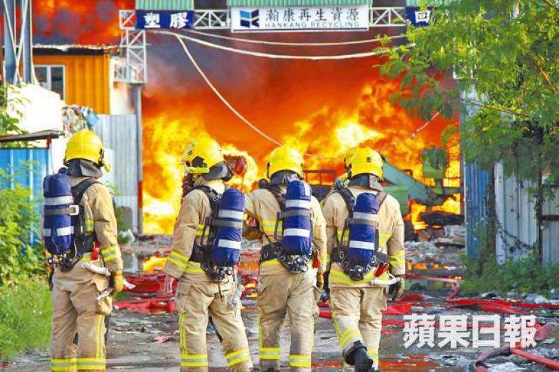 ■元朗回收場大火,消防派出多隊煙帽隊灌救。黎志偉攝
■元朗回收場大火,消防派出多隊煙帽隊灌救。黎志偉攝