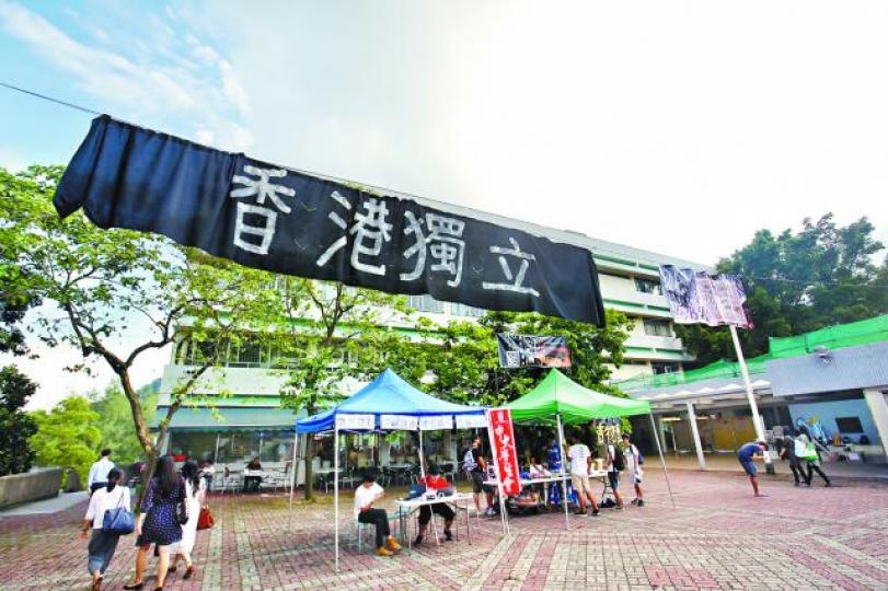 ■本月初,中大文化廣場內出現「香港獨立」橫額。資料圖片■唐立培(左圖)因罵內地網民是「支蛆」(右圖)而遭起底和狙擊。■早前一名內地女生(左)撕破港獨海報,唐立培稱不認同她對民主的理解。 ■本月初,中大文化廣場內出現「香港獨立」橫額。資料圖片■唐立培(左圖)因罵內地網民是「支蛆」(右圖)而遭起底和狙擊。■早前一名內地女生(左)撕破港獨海報,唐立培稱不認同她對民主的理解。