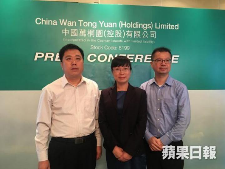 ■萬桐園搞IPO記招，竟然無準備到最重要嘅招股書，林冠輝（右）話夜啲就有。范穎琛攝