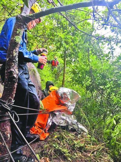 ■內地男女被困飛鵝山,待救期間與消防員一同出現低溫症,需用保暖氈保溫。消防提供圖片■獲救內地男子發千字文道謝,稱生命是消防員所給予。 ■內地男女被困飛鵝山,待救期間與消防員一同出現低溫症,需用保暖氈保溫。消防提供圖片■獲救內地男子發千字文道謝,稱生命是消防員所給予。
