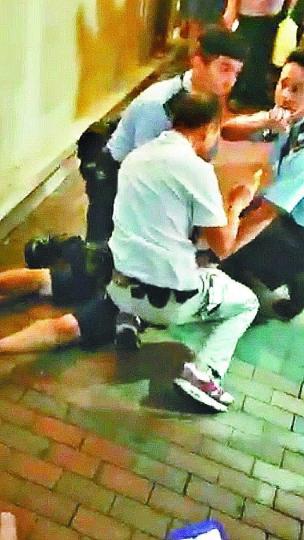 ■涉姦劫鳳姐的內地漢被警員按在地上制服。讀者提供圖片
