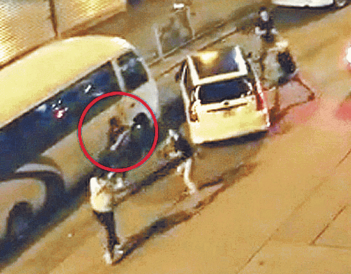 ■4名惡煞分別扑車及圍毆男事主（紅圈示）。讀者提供圖片■受傷女子昨在醫院坐輪椅探望丈夫。翁鈺輝攝