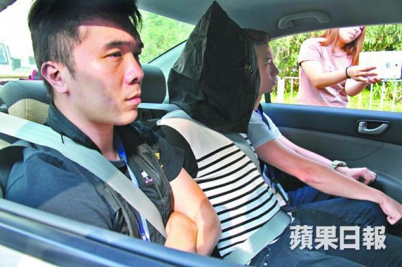 ■涉案男子被蒙頭帶署。徐雲庭攝 ■涉案男子被蒙頭帶署。徐雲庭攝