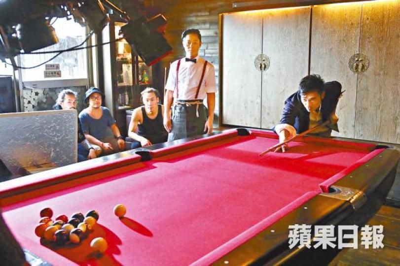 ■許志安日前與蔡一傑拍新歌MV時，篤波大展球技。
