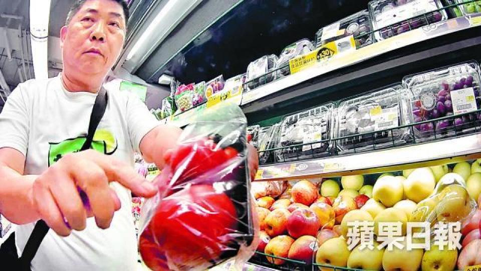 ■投訴王發現南昌邨惠康貨架上有番茄已微微變黑。麥超億攝 ■投訴王發現南昌邨惠康貨架上有番茄已微微變黑。麥超億攝