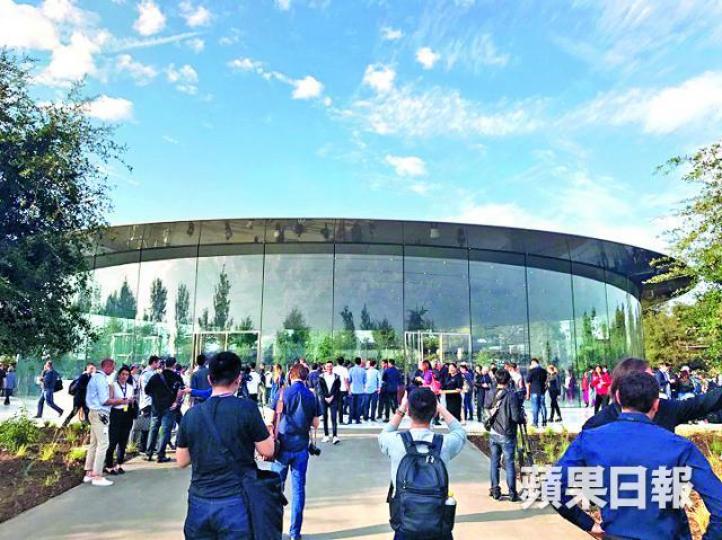 ■加州Apple Park內喬布斯講堂外圍是圓形三層厚的落地大玻璃。韓繼聰攝■演講廳需要經過地面樓梯進入。法新社■Apple Park新總部外形像飛船，並以可再生能源運作。互聯網