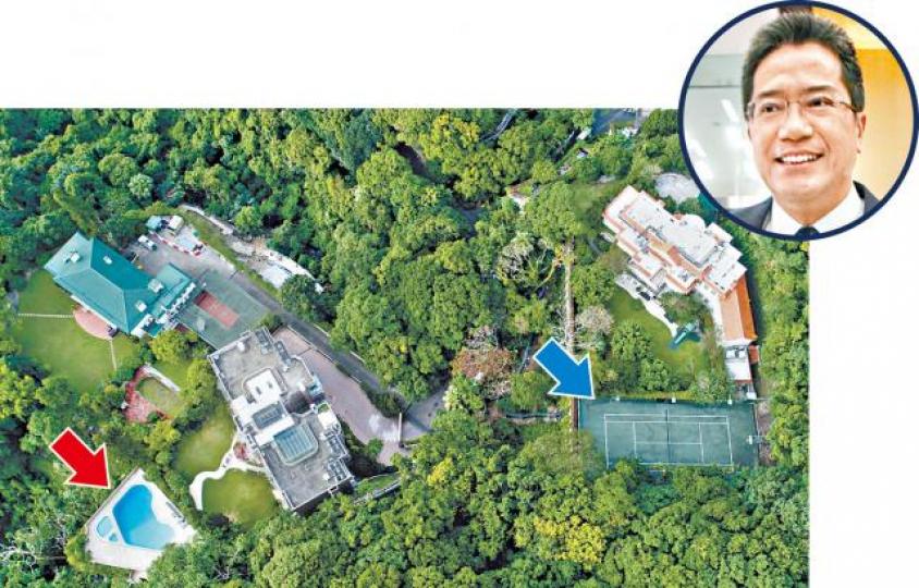 ■鷹君羅氏家族的金馬麟山道22號短租官地建泳池（紅箭嘴示），信和黃氏家族的金馬麟山道17號則租官地建網球場（藍箭嘴示），黃偉綸（圓圖）昨承認批租透明度不足。
