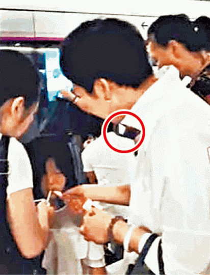 ■女生不適獲途人救助,但大媽(右)卻從後偷手機(紅圈示)。 ■女生不適獲途人救助,但大媽(右)卻從後偷手機(紅圈示)。