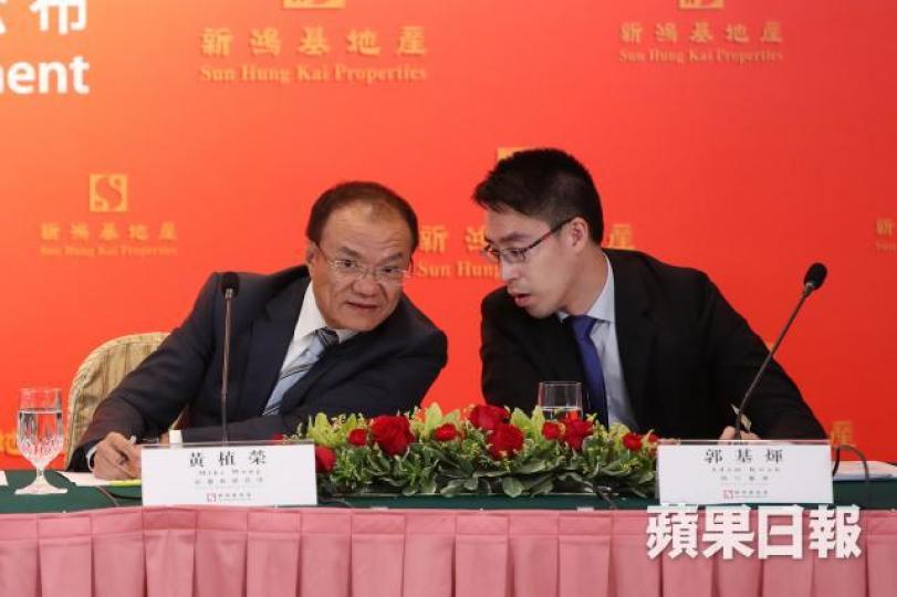 ■新地執行董事黃植榮(左)指待港人首置上車盤細則公佈後，集團會盡力配合政府。
