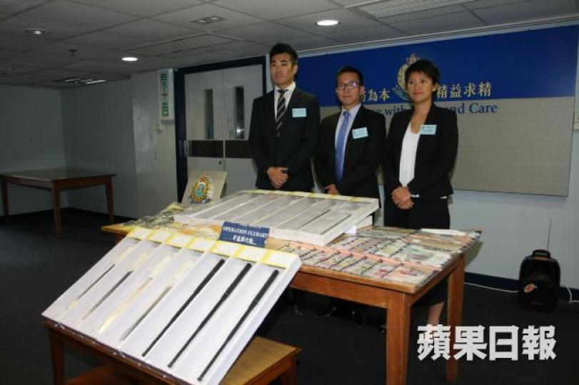 ■警方展示在反黑行動中撿獲的武器。張培生攝