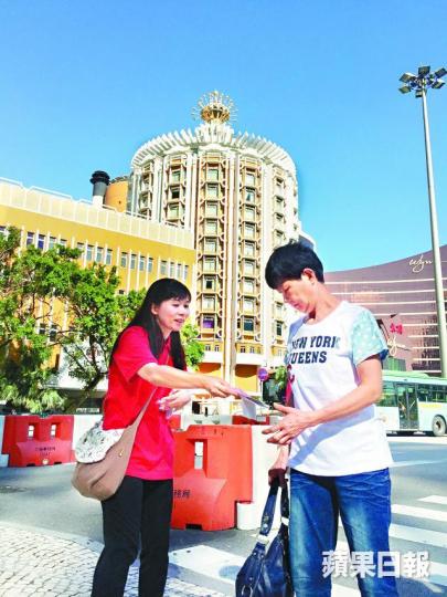 ■參選立會的女荷官周銹芳在賭場外拉票，爭取業界支持。■周銹芳獲兩女兒支持參選，談及選舉點滴，母女不禁哭起來。