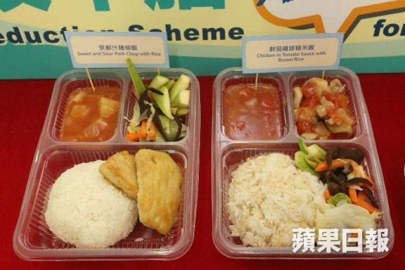 ■減鈉後的京都豬扒飯（左）及鮮茄雞球糙米飯（右），味道沒大改變，但就較有營養。王子俊攝