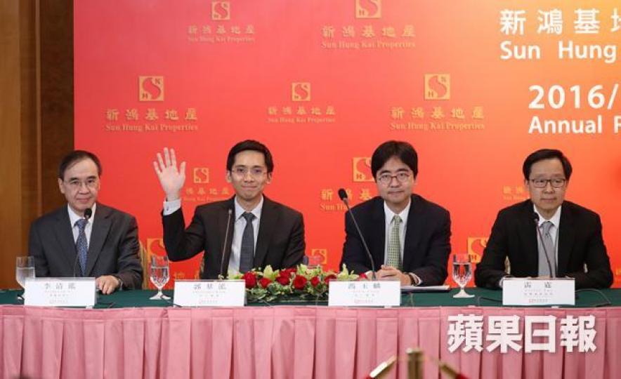 ■郭基泓（左二）昨以新地執董身份現身。
