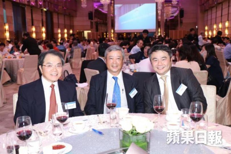 ■梁伯韜（左）奪得花旗「卓越舊生獎」，陳子政（中）出席恭喜佢。
