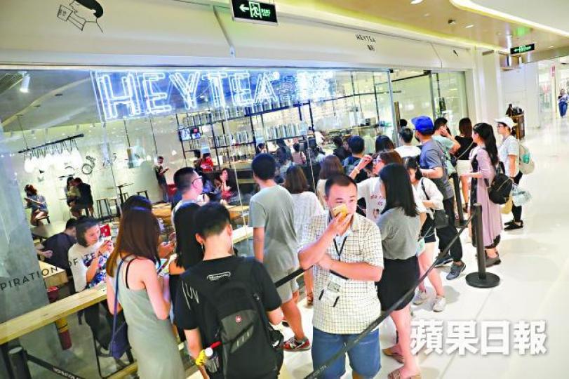 ■深圳東門喜茶店外大排長龍，記者不時見到有香港人前來一試。　王心義攝■深圳COCO Park喜茶店外亦大排長龍。■招牌金鳳茶王有一股濃烈芝士味。■劉先生■羅小姐