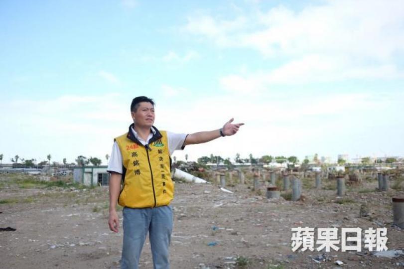 ■海一居苦主由高銘博作代表參選澳門立法會，希望能解決海一居事件，相中高銘博身後的爛地，原是應已落成的海一居的所在地。

