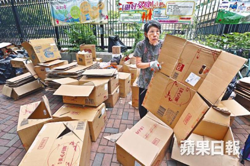 ■黃婆婆昨慨嘆停收廢紙令收入驟減；又指近日有美心職員將紙箱上的產品名稱鎅走（左下），以防有人取走作冒牌用。江俊豪攝