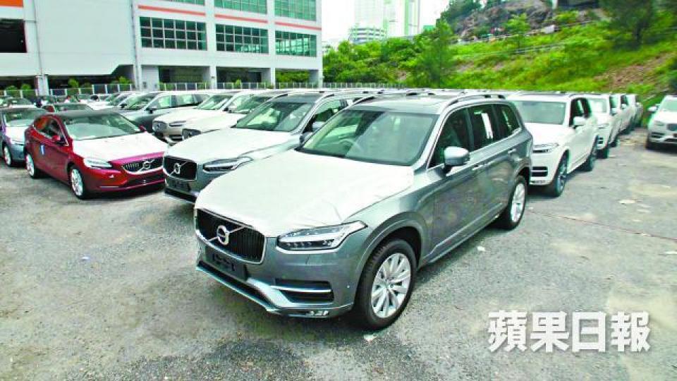 ■青鴻路一個露天停車場停泊近百部Volvo新車。簡明恩攝
