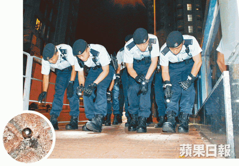 ■警員地氈式搜索，在行人路發現一粒銀色鋼珠（圓圖）。■被氣槍射擊的警車左邊擋風玻璃爆裂。