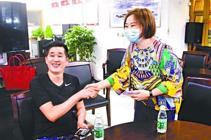 ■謝女（右）30萬元失而復得，在派出所向王友林道謝。互聯網