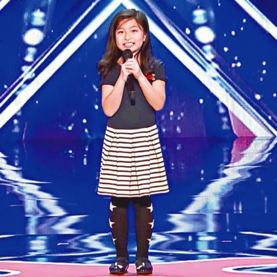 【今年6月　一鳴驚人】■Celine在6月時憑一首《My Heart Will Go On》震撼《全美一叮》。【上月1日　黃金按鈕】■Celine唱完《How Am I Supposed to Live Without You》後，獲評判按下Golden Buzzer。【上月24日　Mel B狠批】■信心十足的Celine，以《When You Believe》出戰半準決賽，卻被Mel B狠批。【前日　致命一擊】■Mel B再批評Celine揀錯演唱《How Far I'll Go》參賽。