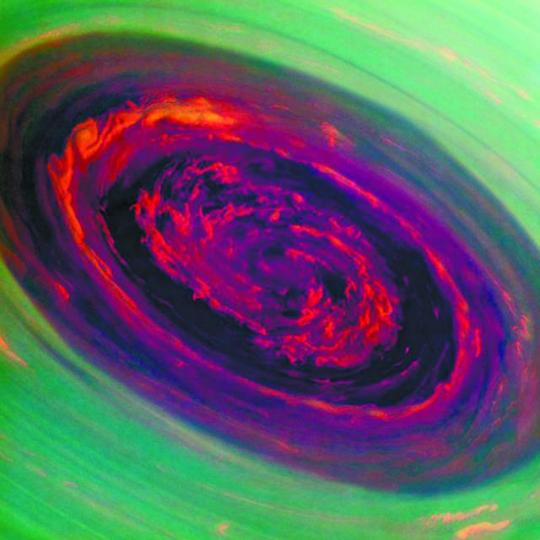 ■「卡西尼號」近距離拍到土星北極的六角形漩渦中心。