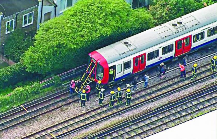 ■消防人員協助車廂內乘客疏散。美聯社■持槍警員在發生炸彈爆炸的車廂內調查。路透社■有傷者用保鮮紙包裹燒傷處，以防感染。路透社■一名女子頭受傷，在救護人員協助下離開車站。路透社