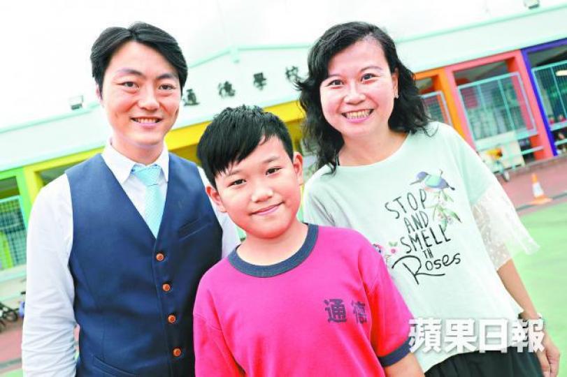 ■蔡太指兒子其臻轉校後變得開朗；左為校長黃偉立。王心義攝