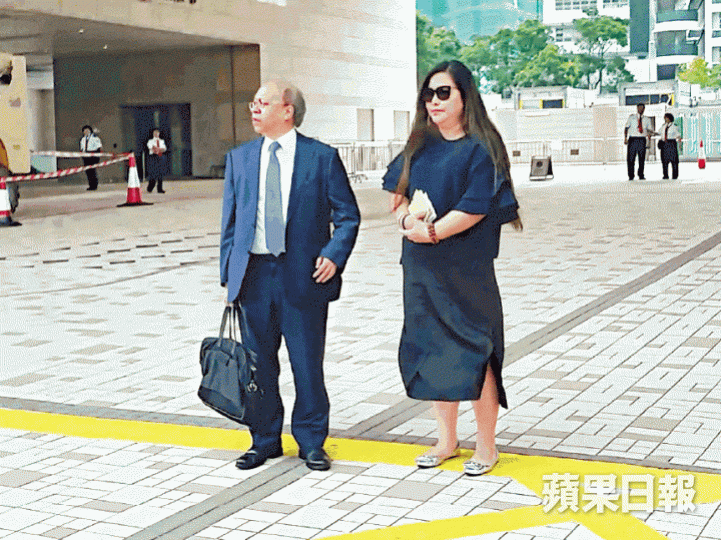 ■被告劉曉曉（右）承認普通襲擊，求情時辯稱只是拍空姐肩膀叫她。
