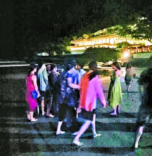 ■遇溺遊客親友在奈漢海灘協助救援。