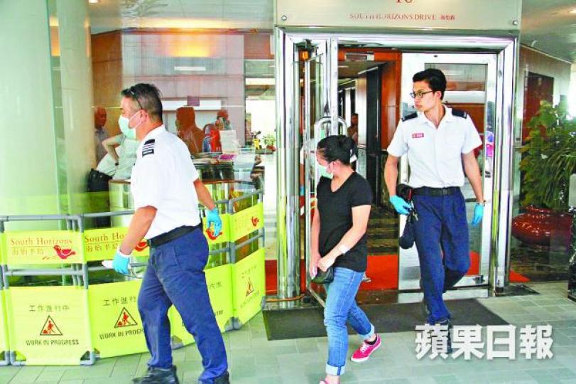 ■撞破賊人入屋行劫的菲傭左手受傷送院。劉永明攝
