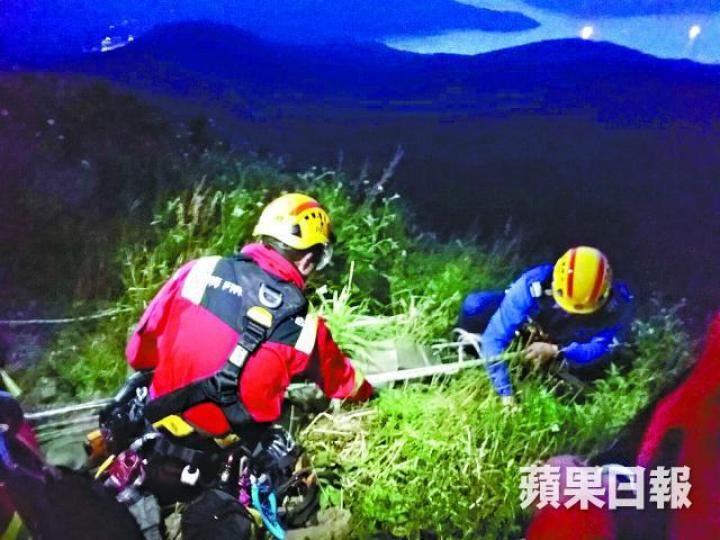 ■消防處高空拯救專隊出動協助救起墮山狼狗。
