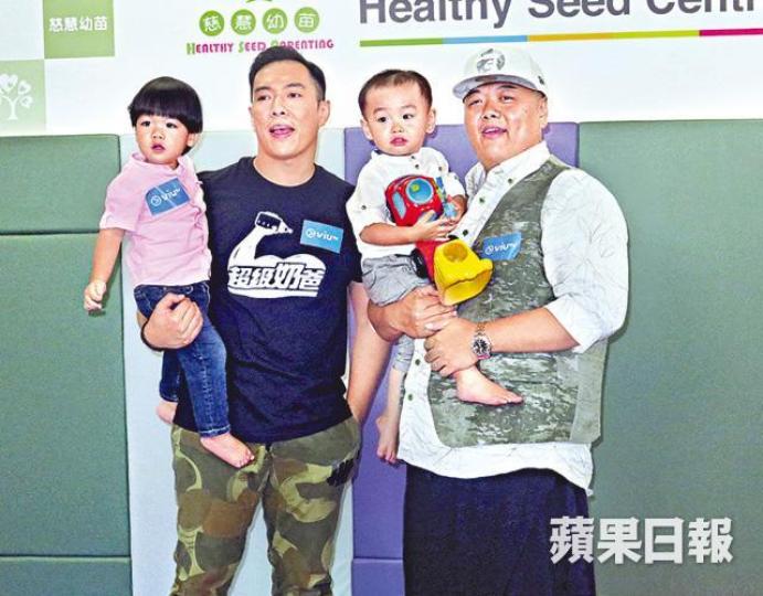 ■林子聰（右）和何基佑昨日帶同兒子宣傳新節目。
