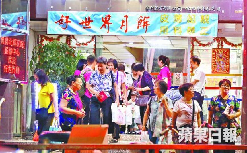 ■黃潔貞競選團隊疑「偷雞」，在婦聯舉辦的福利活動場地外向參與人士派傳單宣傳。