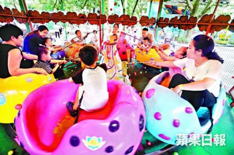 ■東湖公園歡樂噴球車適合一家大小，電影《美人魚》在此處取景。《蘋果》記者攝■旋風騎士大受年輕人歡迎，而電影中男女主角亦在這裏定情。《蘋果》記者攝■陪伴深圳人成長的東湖公園關園在即。《蘋果》記者攝